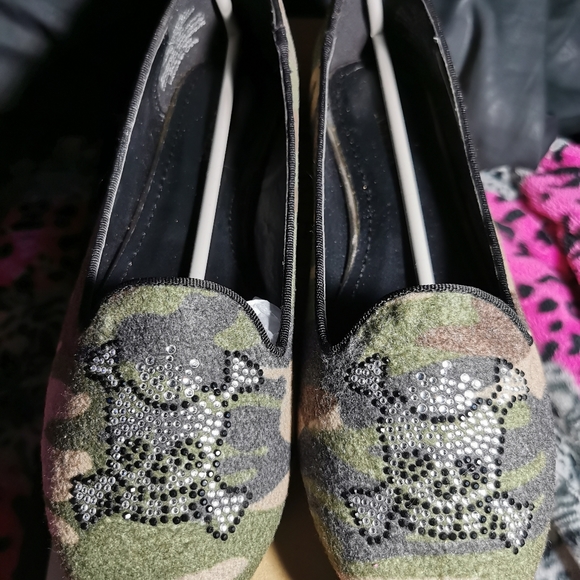 Nevada size 8 camo and rhinestone skull flats - Picture 1 of 5